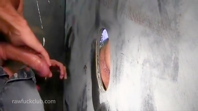 Cub deepthroats Lito Cruz over gloryhole