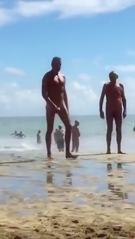 Homme avec une énorme bite sur une plage nudiste