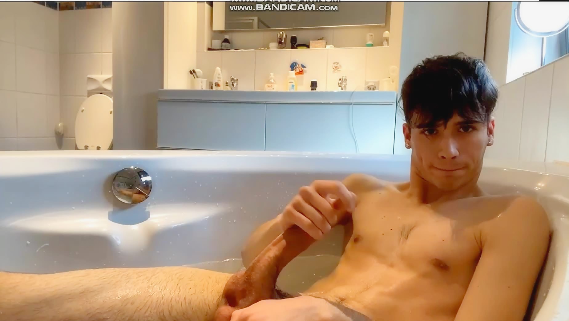 Italian boy cums in the bath