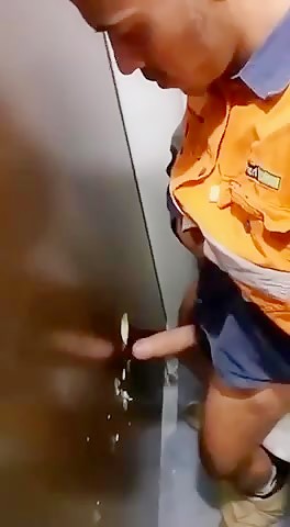 Australian tradie gets a bj in the stall