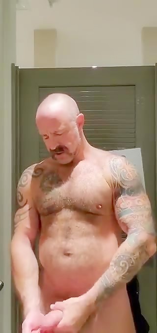 MUSCLE DADDY JERKS HIS MASSIVE COCK