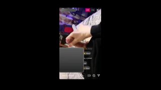 Gamer boy cums om Instagram live