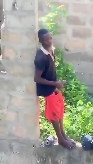 sorprendi a este chico pajiandose