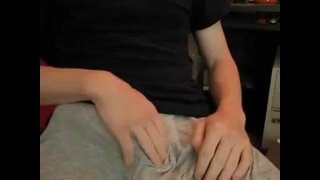 Amateur Twink Masturbates on Webcam